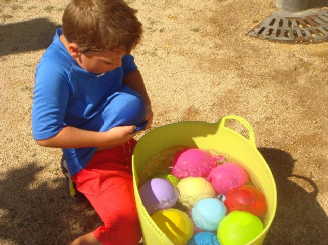 Jugando con globos de agua